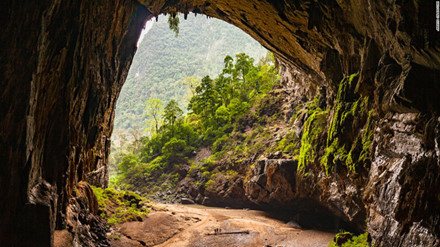  Sơn Đoòng là hang động lớn nhất thế giới, nằm trong Vườn quốc gia Phong Nha - Kẻ Bàng, Quảng Bình, Việt Nam.